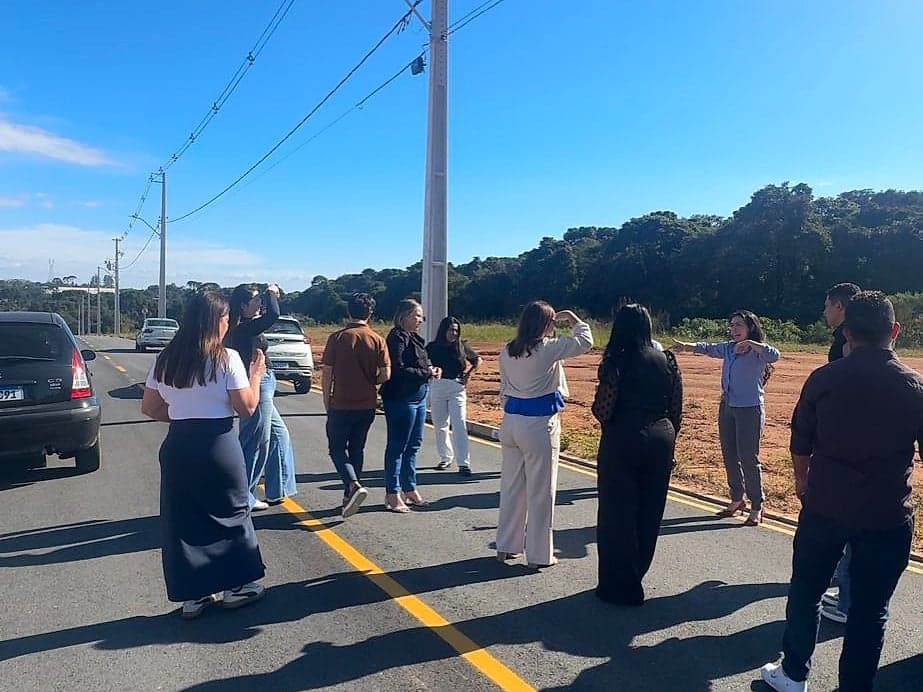 Equipe de corretores em treinamento de campo dentro de um loteamento