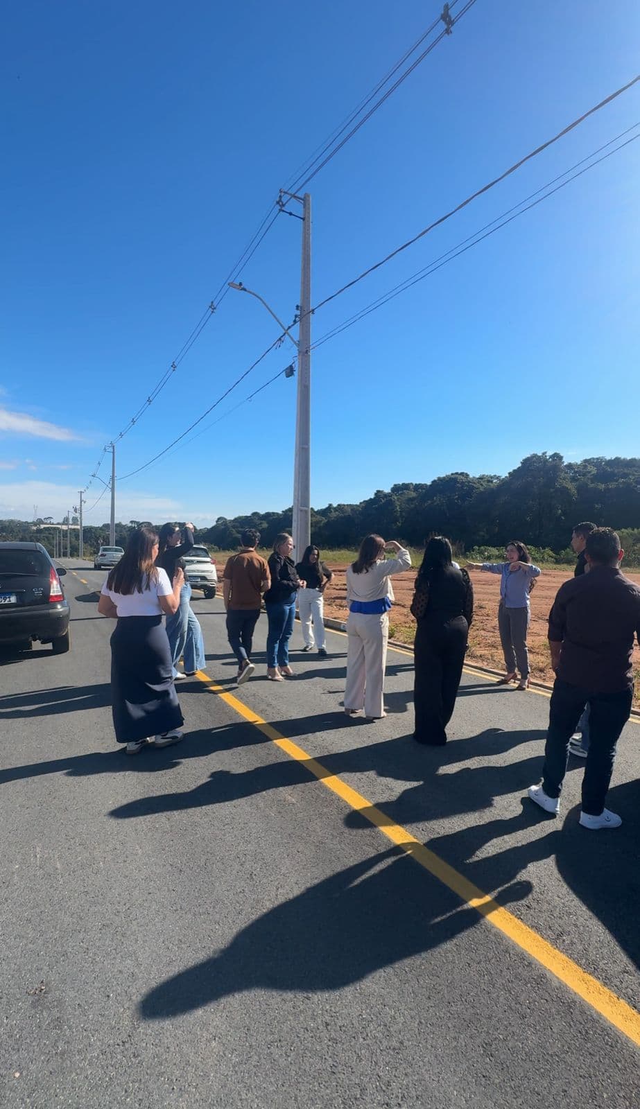 Equipe de corretores em treinamento de campo dentro de um loteamento